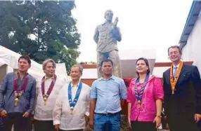  ??  ??                                                                                                                                                                              cio Santos, sculptor Jonas Roces, Davao City Mayor Sara Duterte and Amb. of...
