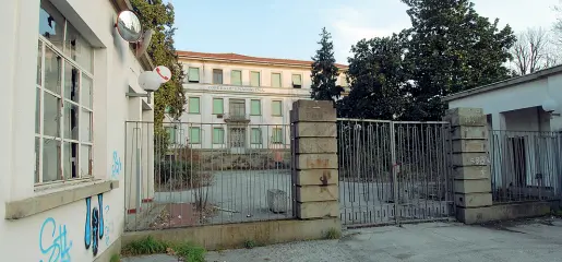  ??  ?? Il complesso
Una foto del complesso dell’ex ospedale Maddalena. Il Comune di Rovigo ha accettato di comperare gli immobili a 2 milioni e 600 mila euro dai proprietar­i, le imprese Cefil e Reale, e di rinunciare alla comparteci­pazio ne economica dei...