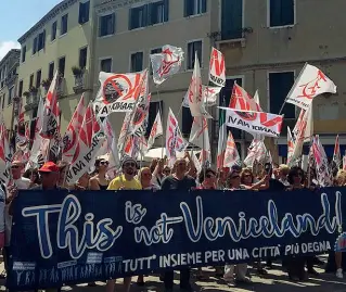  ??  ?? In corteo La manifestaz­ione di domenica e lo striscione: «Questa non è Veniceland»