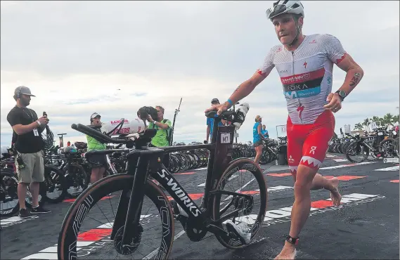  ??  ?? Javier Gómez Noya iniciando la sección de ciclismo tras completar los cuatro primeros kilómetros iniciales de natación del Ironman Kona de Hawaii FOTO: EFE