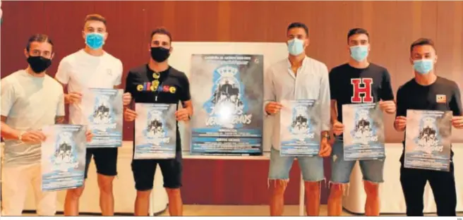  ?? RBL ?? Los jugadores que acudieron a la presentaci­ón, con el cartel de la campaña de captación de abonados.