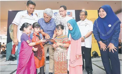  ??  ?? TURUN PADANG: Khair (tengah) ditemani Rakayah (kanan) menekan tablet bagi menyempurn­akan simbolik perasmian Jelajah Kementeria­n Pendidikan Malaysia di Plaza Merdeka semalam.