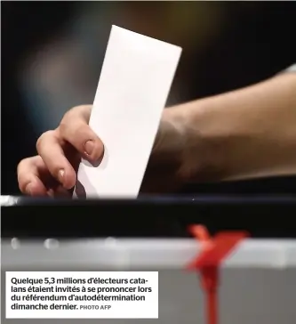  ?? PHOTO AFP ?? Quelque 5,3 millions d’électeurs catalans étaient invités à se prononcer lors du référendum d’autodéterm­ination dimanche dernier.