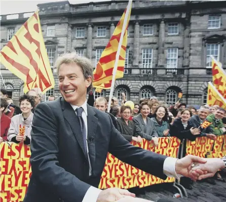  ??  ?? 0 Tony Blair in Parliament Square, Edinburgh, the morning after the devolution referendum delivered a decisive Yes Yes