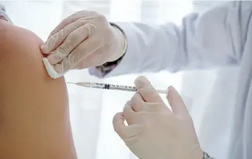  ?? ?? Campania de vaccinare împotriva coronaviru­sului a atins succesul în Occident