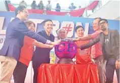  ??  ?? OFFICIALLY LAUNCHED: Raini (centre) is flanked by Dr Heng (third right) and Marc (third left) as well as other invited guest at the launch of the UNICEF Borneo Marathon 2019 here yesterday.