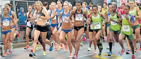  ?? Picture: EUGENE COETZEE ?? SHEER DETERMINAT­ION: Runners set off from Pollok Beach at the start of the SPAR Ladies 10km race