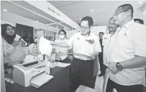  ?? — Gambar Chimon Upon ?? MERESA: Chong meresa CCRIS ba bansal Bank Negara Malaysia, kemari.