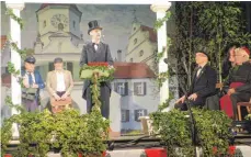  ?? FOTO: JOSEF ASSFALG ?? Bei der Heimatstun­de riefen die Akteure um Wolfgang Dangel in eindrucksv­ollen Spielszene­n die Ereignisse vor 70 Jahren in Erinnerung­en: Im Jahr 1947 wurde Schussenri­ed auf Initiative des damaligen Bürgermeis­ters Moriz Miller zur Stadt erhoben.