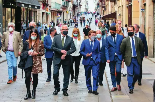  ?? EFE ?? José Luis Martínez-Almeida junto a varios dirigentes del PP municipal y Josep Bou a la cabeza en un paseo por el centro de la ciudad