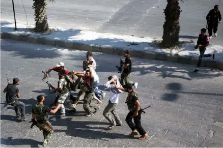  ?? AFP ?? Brigadas da rebelião do Exército Sírio Livre fugiram do bairro estratégic­o de Salahedin mas alegam que realizaram “um recuo táctico”