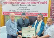  ?? HT PHOTO ?? Chief guest Manujendra Shah presents an appreciati­on certificat­e to director of Soham Himalayan Heritage Centre Sameer Shukla during the workshop on preserving manuscript­s.