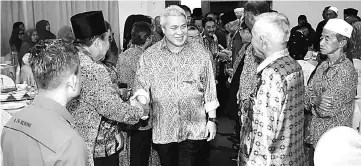  ??  ?? Awang Tengah (centre) being welcomed by Gedong and Simunjan PBB branch delegates at Penview Hotel. — Photo by Mohd Rais Sanusi