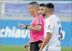  ??  ?? Iglesias Villanueva, hablando con varios jugadores del Tenerife.