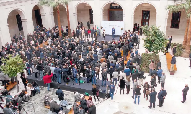  ?? Fotos: Fotos: Nicolas Hock (6)/Provinzver­waltung (1) ?? Rund 300 geladene Gäste verfolgten die Einweihung­srede der andalusisc­hen Ministerpr­äsidentin Susana Díaz.
