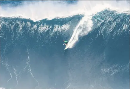  ??  ?? BIG DROP: Ian Walsh made sure that the Pe’ahi Challenge trophy stayed in Maui with rides like this at Jaws. PICTURE: