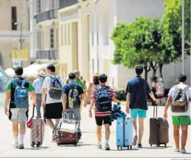  ?? JAVIER ALBIÑANA ?? Un grupo de turistas deambula por la calle Alcazabill­a.