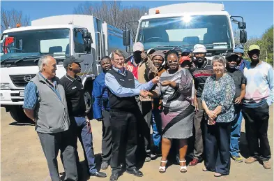  ?? Picture: ZOLILE MENZELWA ?? NEW WHEELS: Enoch Mgijima Municipali­ty executive mayor Lindiwe Gunuza Nkwentsha received keys to two new compactor trucks last Thursday from UD Trucks sales manager John McKenzie