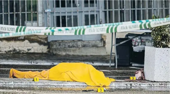  ?? ÀLGELESVIS­DOMINE / EFE ?? El cadàver de l’última víctima de la violència de gènere a Espanya, la dona assassinad­a a Maqueda (Toledo)