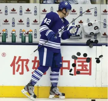  ?? STEVE RUSSELL/TORONTO STAR FILE PHOTO ?? Tyler Bozak and the Toronto Maple Leafs will appear on Chinese TV 13 times this season and help CCTV produce a 10-part series educating viewers on hockey’s nuances, as the team looks to grow interest in the club in China.
