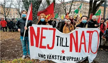  ?? FOTO PROFIMEDIA ?? Kurdští přistěhova­lci loni ve Stockholmu protestova­li proti žádosti Švédska o členství v NATO v obavě, že švédská vláda ustoupí požadavkům Turecka a vydá tamní justici členy kurdských milicí, označované Ankarou za „teroristy“