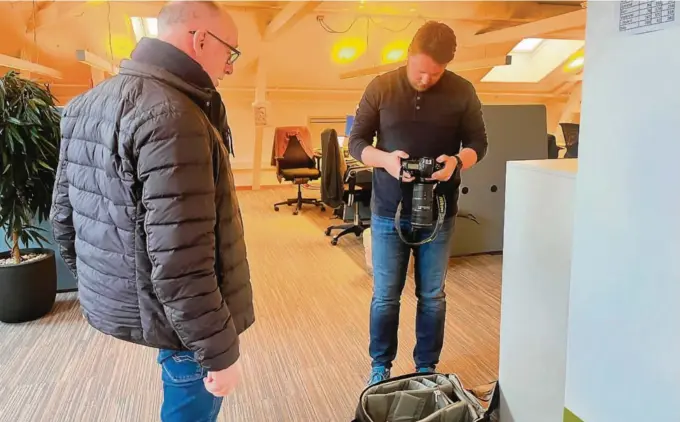  ?? ?? FIKK TILBAKE: Sportsjour­nalist Thomas Skjeggedal Thorsen får tilbake kameraet sitt av økonomidir­ektør Audun Olsbu i Agderposte­n, etter at politiet fant det igjen i Vennesla.