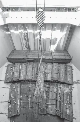  ??  ?? Workers unload Mexican steel from the inside of a ship at the Port of Houston last month. Workers are hoping for successful trade negotiatio­ns in 2019.