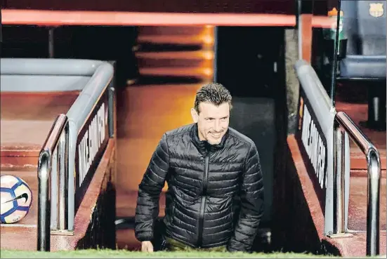  ?? ÀLEX GARCIA ?? Juan Carlos Unzue saliendo al terreno de juego en el último partido del Barcelona en el Camp Nou