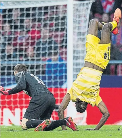  ?? FOTO: GETTY ?? Olunga pudo marcar el gol de la victoria para el Girona pero Oblak lo evitó haciendo falta al delantero keniataen su mano a mano