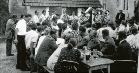  ?? Repros: Luff ?? Bei der Kirchweih in Tuifstädt feierte um 1960 das ganze Dorf.