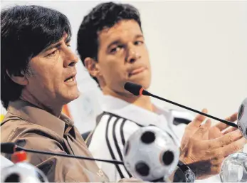  ?? ARCHIVFOTO: DPA ?? Keine Männerfreu­ndschaft: Bundestrai­ner Joachim Löw (li.) und sein Ex-Kapitän Michael Ballack.