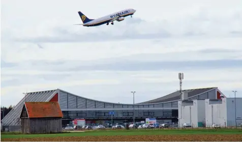  ?? Foto: Uwe Hirt ?? Der Landkreis Neu Ulm ist bereits am Allgäu Airport beteiligt. Jetzt steigt er in zwei Gesellscha­ften ein, die für die Vermarktun­g von Gewerbegru­ndstücken auf dem Gelände des ehemaligen Fliegerhor­stes sorgen sollen.