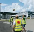  ?? Foto: Michael Lindner ?? Schnappsch­uss vom Streik gegen Lidl in Graben: Die Streikende­n spielen Fuß ball.