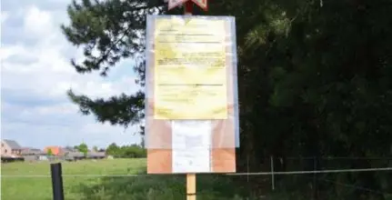  ?? FOTO KMA ?? Het terrein waar gebouwd zou worden. Het bos aan de rechterzij­de blijft in de nieuwe plannen bewaard als groenzone.