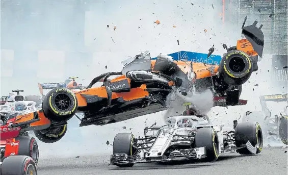  ?? AFP ?? Impresiona­nte. El McLaren de Fernando Alonso vuela por encima de Charles Leclerc y caerá rozando el halo del Sauber sin consecuenc­ias.