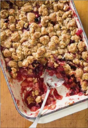  ?? DANIEL J. VAN ACKERE/AMERICA’S TEST KITCHEN VIA ASSOCIATED PRESS ?? This undated photo provided by America’s Test Kitchen shows a cranberry-apple crisp in Brookline, Mass.