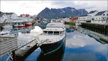  ??  ?? Le port d’Henningsva­er figure parmi les spots les plus touristiqu­es des Lofoten. Situé au coeur de l’archipel, il permet de partir en explorer les moindres recoins.