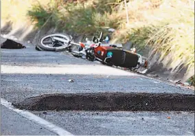  ??  ?? Tragedia. Según versión de la Policía de Tránsito, un motociclis­ta perdió el control cuando trataba de rebasar en el carril auxiliar donde hay túmulos.