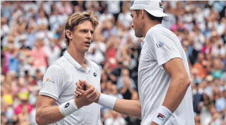  ?? FOTO: AFP ?? Zwei, die stolz auf sich sein können: Der Südafrikan­er Kevin Anderson (links) und John Isner geben sich nach ihremHalbf­inal-Drama die Hand.