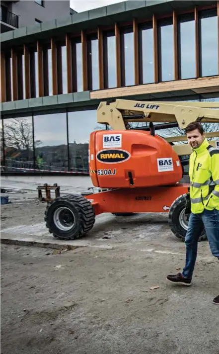  ?? JARLE AASLAND ?? Hilmar Thor Valsson og Kjell Viste i tilsyn ved byggesaksa­vdelingen i Stavanger kommune var i går på befaring.