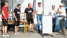  ??  ?? Moderator Klaus Benz (rechts) begrüßt Walter Röhrl (3. von rechts) und Christian Geistdörfe­r (2. von rechts) in Neuburg. Mit dabei (von links) die Initiatore­n der Akti‰ on, Martin Kauderer und Tobias Ziegler sowie Manfred Prüller.