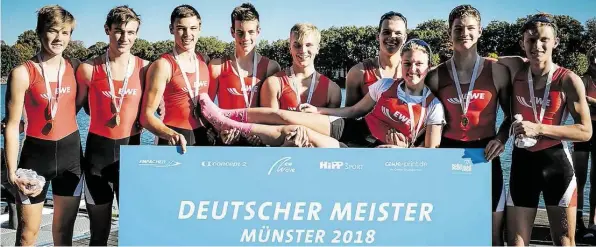  ?? BILD: MATTHIAS ZINK ?? Gold mit dem U-17-Achter bei den Sprintmeis­terschafte­n auf dem Münsterane­r Aasee: (von links) Jakob Daum, Janne Rosendahl, Bjarne Götjen, Tom Thomas, Patrick Jahnke, Tim Dickbertel, Jan Hofschröer, Sven Schröder und Steuerfrau Amelie Doden