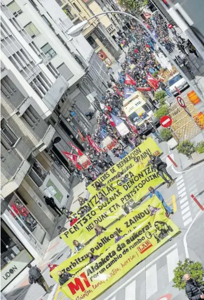  ??  ?? La manifestac­ión de LAB fue la marcha que más personas congregó en la mañana del sábado.