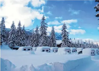  ?? FOTO: SRT ?? Sieht fast schon romantisch aus: tief verschneit­e Wohnwagen auf einem Wintercamp­ingplatz.