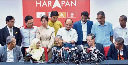  ??  ?? Light moment: Dr Mahathir chatting with other senior Pakatan Harapan members before a press conference in Petaling Jaya.