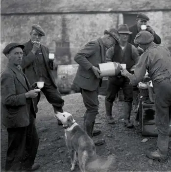  ?? ?? Threshingm­achine workers in Penbugle, Bodmin, take a break in 1939