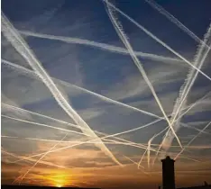  ?? Foto: Frank Rumpenhors­t, dpa ?? Über 160 Fluglinien ziehen ihre Linien am europäisch­en Himmel. Nicht alle werden nach Meinung von Experten überleben.