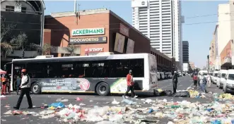  ?? JACQUES NAUDE African News Agency (ANA) ?? RUBBISH on Madiba Street on day two of the municipal workers’ strike.
|