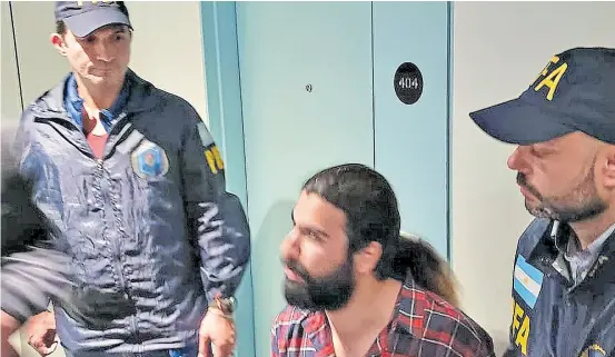  ?? Fotos de archivo ?? Sajjad Samiei Naserani, el 12 de marzo de 2019, al ser detenido con Mansoreh Sabzali en el Aeropuerto de Ezeiza