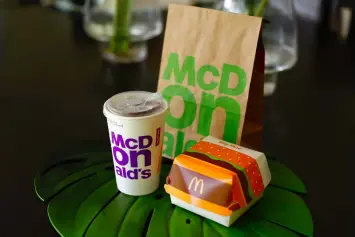  ?? (Contribute­d photo) ?? SIP WITHOUT THE STRAW. McDonald’s Philippine­s pilots strawless lids for its iced drinks in a bid to lessen the need for plastic straws to advance in its waste reduction efforts.